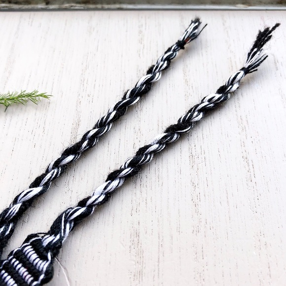 $4 BUNDLED🌿 Black 'n' White Boho Woven Bracelet - Picture 3 of 3